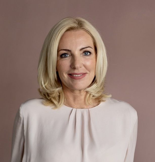 OsteoPro-Ärztin – Porträtfoto Dr. med. Suzann Kirschner-Brouns, Fachärztin für Allgemeinmedizin, Osteoporose Spezialistin